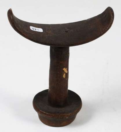 Un appui-nuque en bois. Hauteur 18 cm. Ethiopie. 