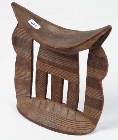 Un appui-nuque en bois. Hauteur 17 cm. Ethiopie. 