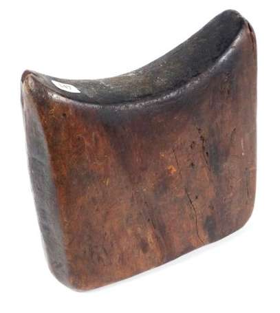 Un appui-nuque en bois. Hauteur 16 cm. Ethiopie. 