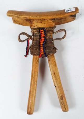 Un appui-nuque en bois. Hauteur 21 cm. Ethiopie. 