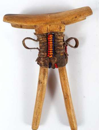 Un appui-nuque en bois. Hauteur 21 cm. Ethiopie. 