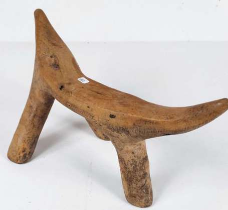 Un appui-nuque en bois. Longueur 41 cm. Soudan. XX