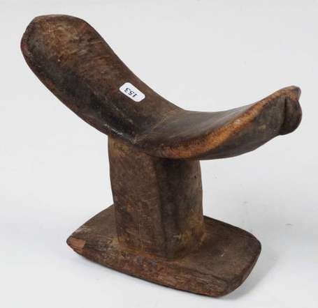 Un appui-nuque en bois. Longueur 22 cm. Dogon.  