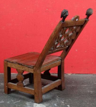 Une chaise de notable en bois sculpté de deux 