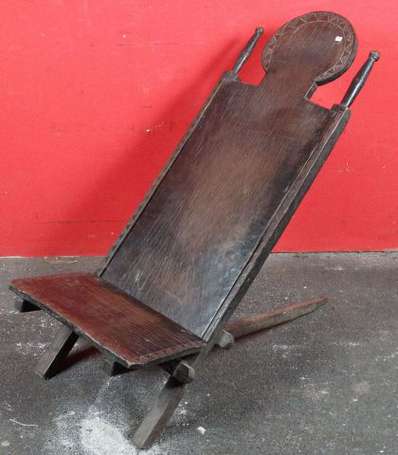 Une chaise pliante en bois. Provenance Samir Borro