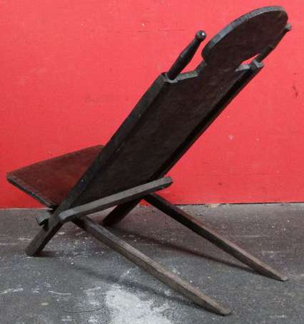 Une chaise pliante en bois. Provenance Samir Borro