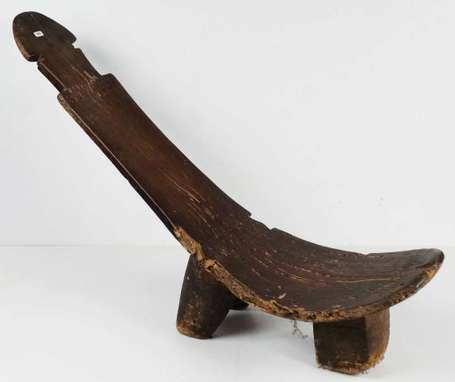 Un siège en bois. Longueur 92 cm. Gurunsi. Burkina