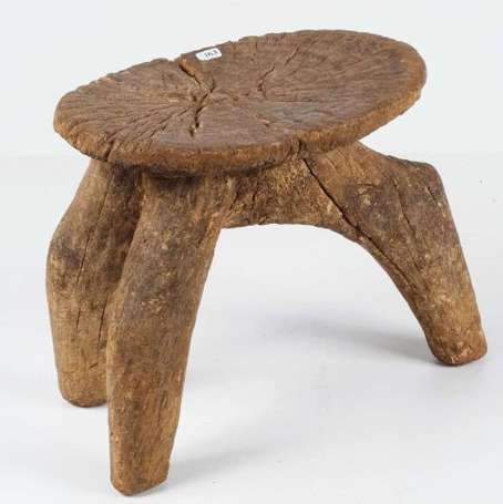 Un tabouret en bois. Longueur 38 cm. Lobi. Burkina
