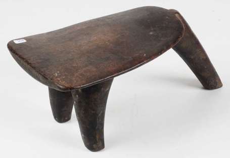 Un tabouret en bois. Longueur 40 cm. Lobi. Burkina