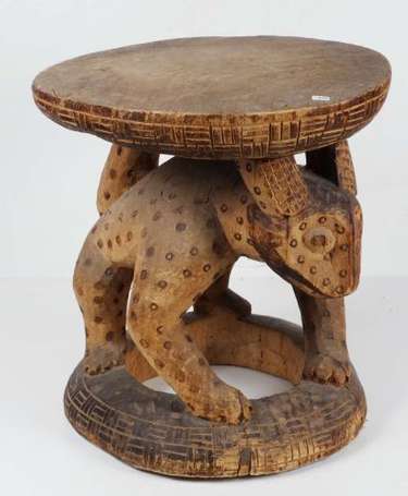 Un tabouret en bois sculpté d'une panthère 