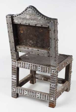 Une chaise de notable en bois recouverte 