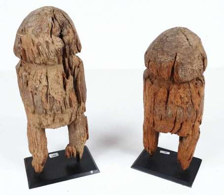 Une paire d'anciens fétiches en bois dur érodé. 