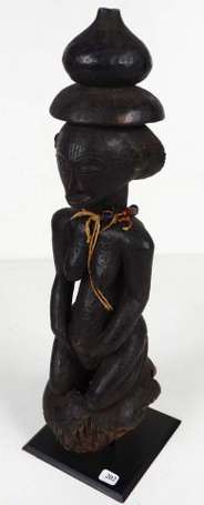  Une statue d'ancêtre féminine à genou. Patine 