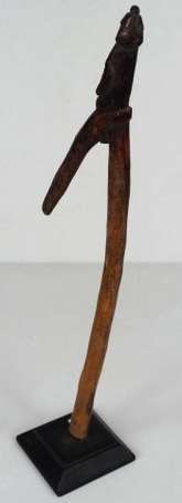 Un ancien bâton de danse en bois dur à belle 