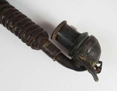 Une ancienne pipe de féticheur en bois et bronze, 