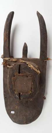Un ancien masque d'initié en bois à belle patine 