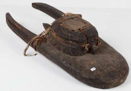 Un ancien masque d'initié en bois à belle patine 