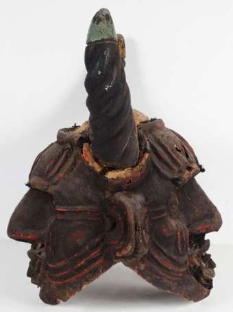 Un très ancien cimier en bois polychrome à tête 