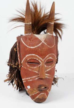 Un ancien masque de danse en bois polychrome; 
