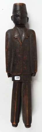 Une ancienne statuette en bois de style colonial 