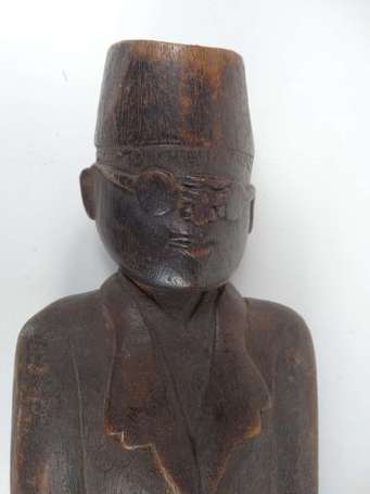 Une ancienne statuette en bois de style colonial 