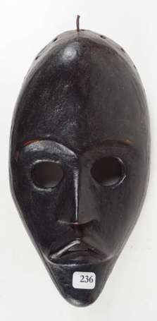 Un ancien masque de danse en bois dur à yeux ronds