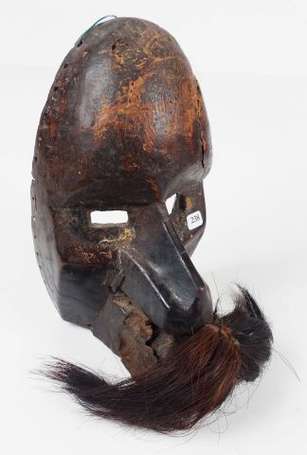 Un ancien masque de danse en bois dur représentant