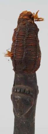Un ancien sceptre en bois dur sculpté d'une tête 