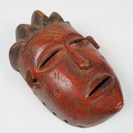 Un ancien masque de danse en bois sculpté d'une 