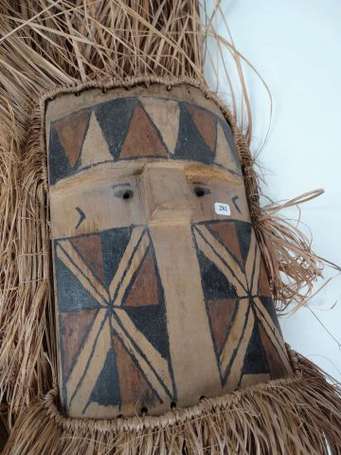 Un masque de danse en paille et bois polychrome de