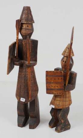 Deux anciennes statuettes en bois bicolore. 