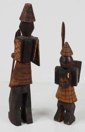 Deux anciennes statuettes en bois bicolore. 
