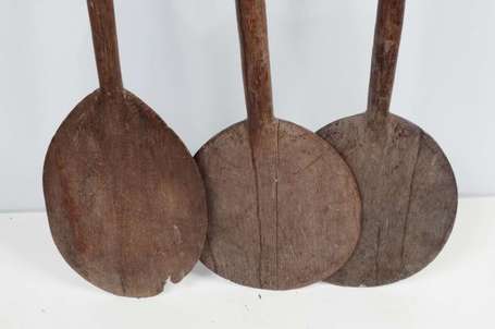 Trois anciennes pagaies en bois dur à pale ronde. 