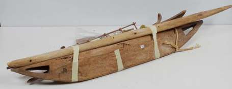 Un ancien modèle réduit de pirogue en bois et 