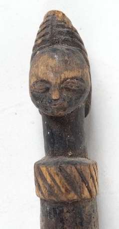 Ancienne spatule en bois à décor de tête nattée. 