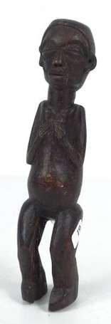 Statuette rituelle en bois. Patine d'usage noire 