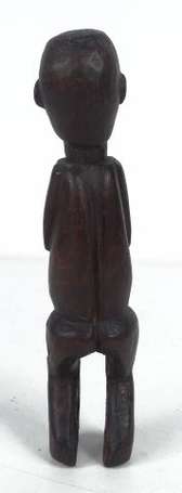 Statuette rituelle en bois. Patine d'usage noire 