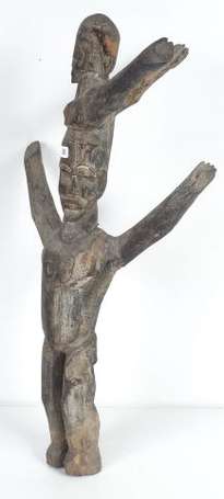 Ancienne statuette votive en bois représentant une