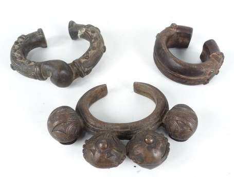 Trois bracelets anciens en bronze dont un à quatre