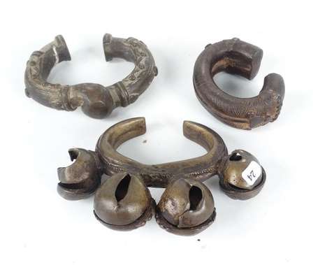 Trois bracelets anciens en bronze dont un à quatre