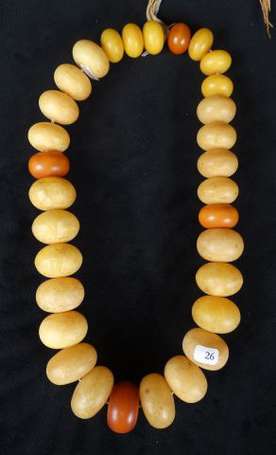 Ancien collier de 31 perles de deux couleurs 