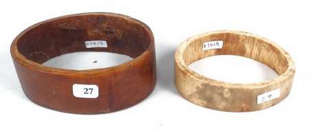 Deux anciens bracelets en ivoire dont un à très 
