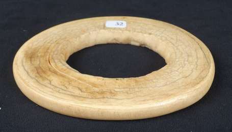 Ancien bracelet d'ivoire à patine ambrée de très 