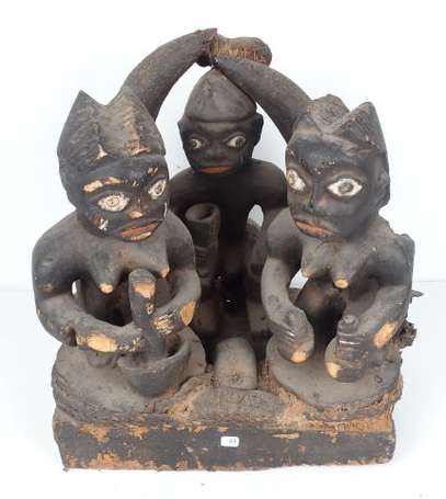 Autel votif représentant trois sorciers à genoux 