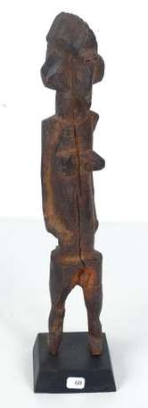 Ancienne statuette votive en bois dur. 