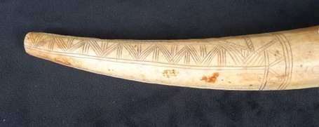 Ancienne trompe de chasse en ivoire à fin décor 