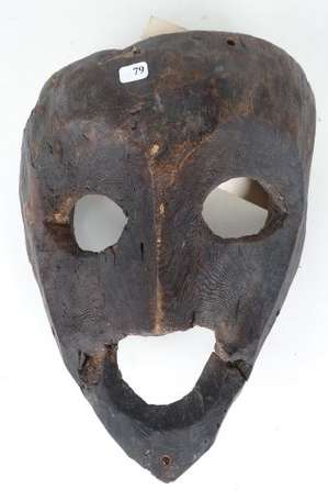 Ancien masque en bois dur au visage impressionnant