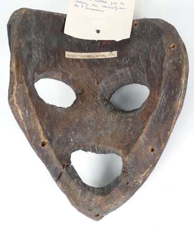 Ancien masque en bois dur au visage impressionnant
