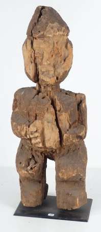 Ancienne statue de chefferie en bois dur dégradé 