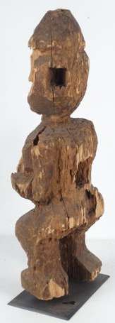 Ancienne statue de chefferie en bois dur dégradé 